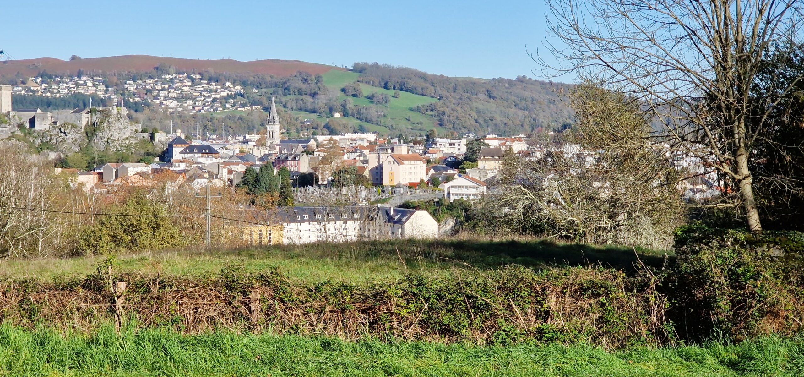 Vue de Lourdes depuis le lieu de l'AG à la Cité Saint-Pierre