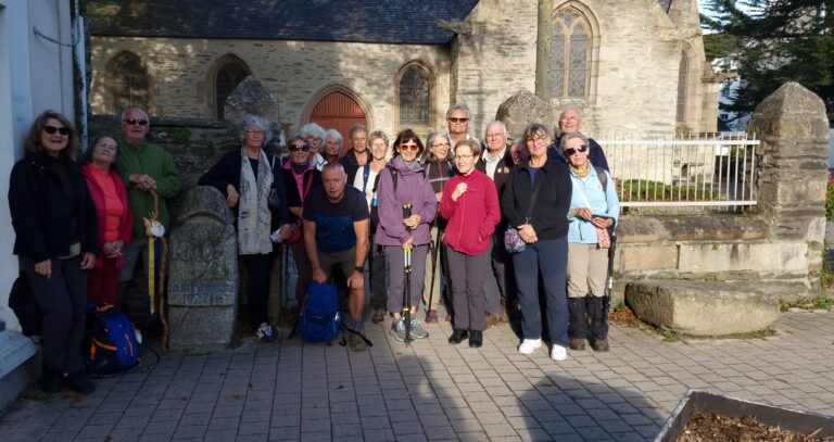 Les pèlerins de Gradignan à la borne km 0 devant l'église de Locquirec